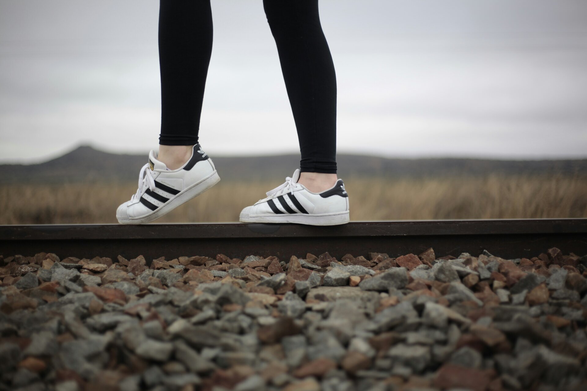 Białe adidasy