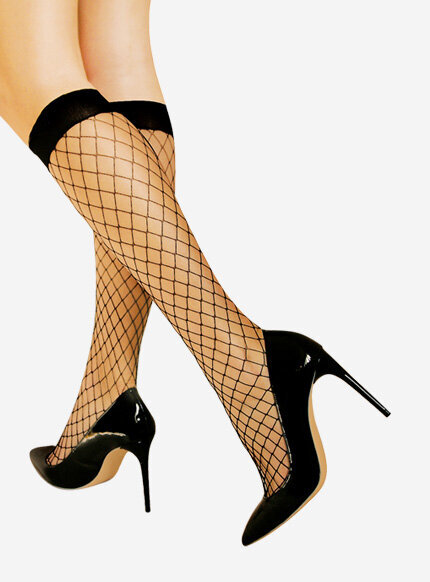 Kobiece uda w klasycznych kabaretkach z siatką